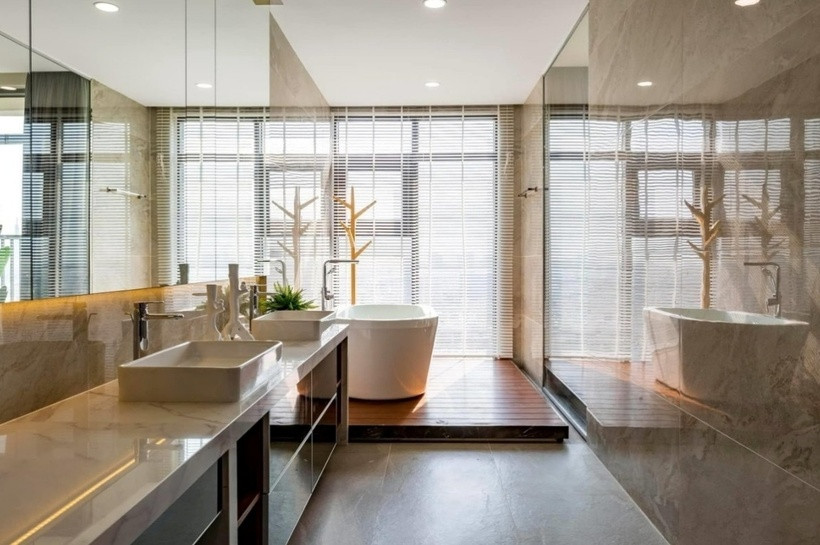 Khu vực phòng tắm và nhà vệ sinh thiết kế hiện đại và thiết kế tông trắng kết hợp kính nên đón trọn ánh sáng tự nhiên. Nội thất ở nhà vệ sinh theo phong cách tối giản nhưng tinh tế.