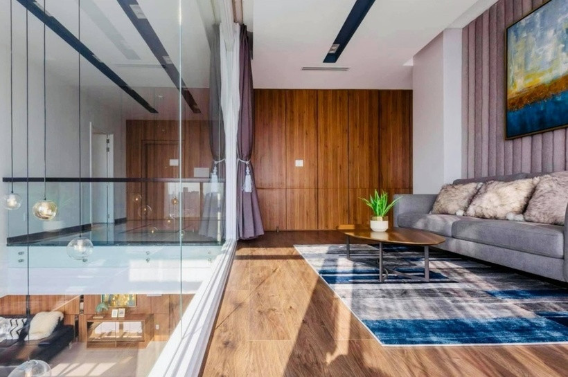 Căn penthouse này có diện tích 243m2, với thiết kế hiện đại và sang trọng, hướng view ngắm sông Sài Gòn. Ngọc Diễm đã dành nhiều thời gian để bài trí không gian sống của mình. Cô tự tay lựa chọn các vật trang trí, nội thất cho tổ ấm.