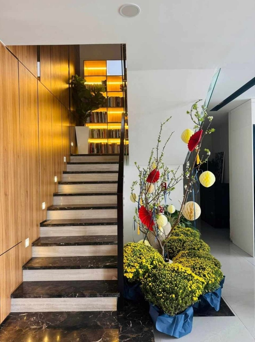 Lối lên hành lang của căn penthouse.