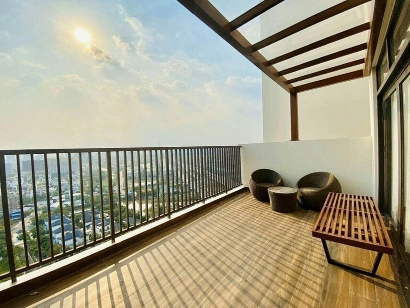 Khu vực ban công lát nền gỗ, khá rộng rãi.