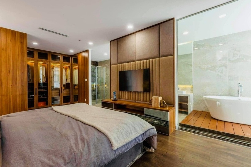 Penthouse có 4 phòng ngủ và 1 phòng làm việc. Đặc biệt, phòng ngủ tông gỗ là chính, có phần đơn giản và dễ chịu so với những phòng ngủ của các căn biệt thự khác.