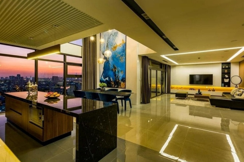 Trong thời gian qua, Hoa hậu Ngọc Diễm vừa hoạt động nghệ thuật vừa tập trung điều hành công ty riêng. Hiện tại, cô đang sống trong căn penthouse tiền tỷ sang trọng tại TP.HCM.