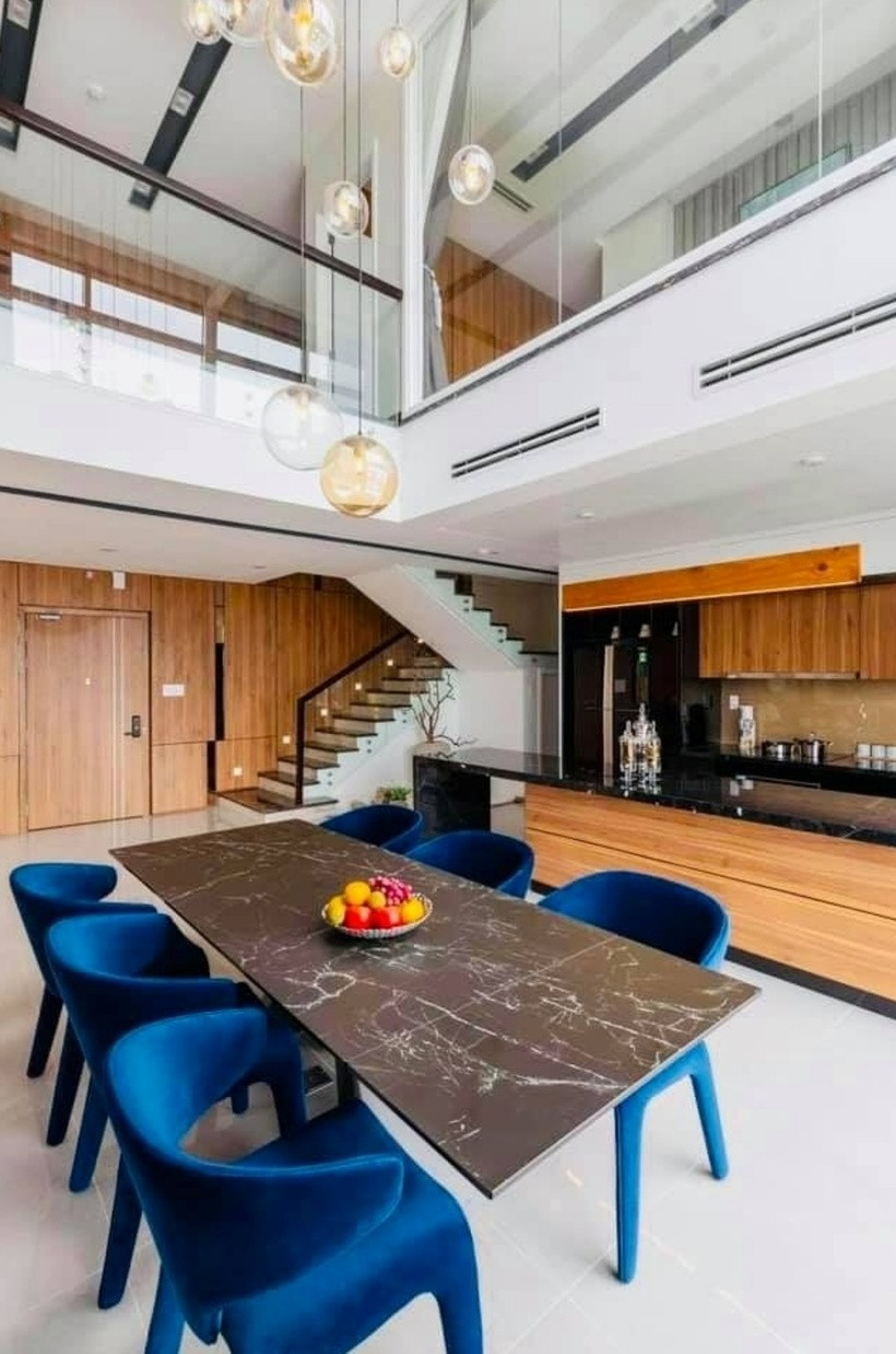 Phòng khách nằm sau phòng bếp có diện tích rộng rãi và khá thoáng.