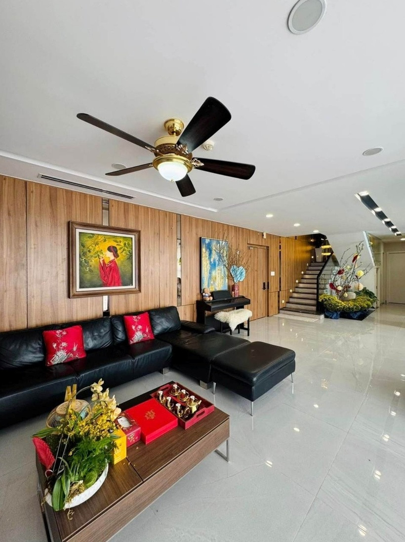 “Năm 2019, lần đầu đến xem “em” này, mình đã thích rồi, nhưng chưa có duyên, nên tiếc nuối, đưa mắt nhìn em đi theo người khác” nhưng năm 2021 Ngọc Diễm quyết định mua căn nhà này vì thiết kế và nội thất hợp ý”, nàng Hậu từng chia sẻ.