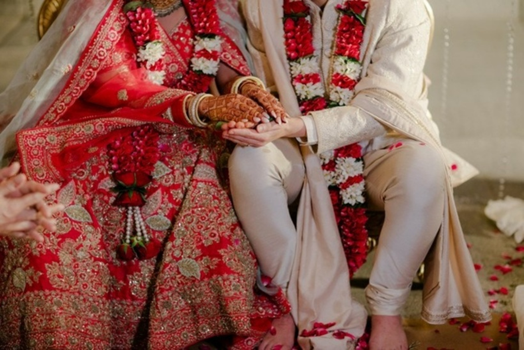 Cô dâu sinh con ngay sau đám cưới, chú rể đứng trước hai họ nói một câu khiến ai nấy đều