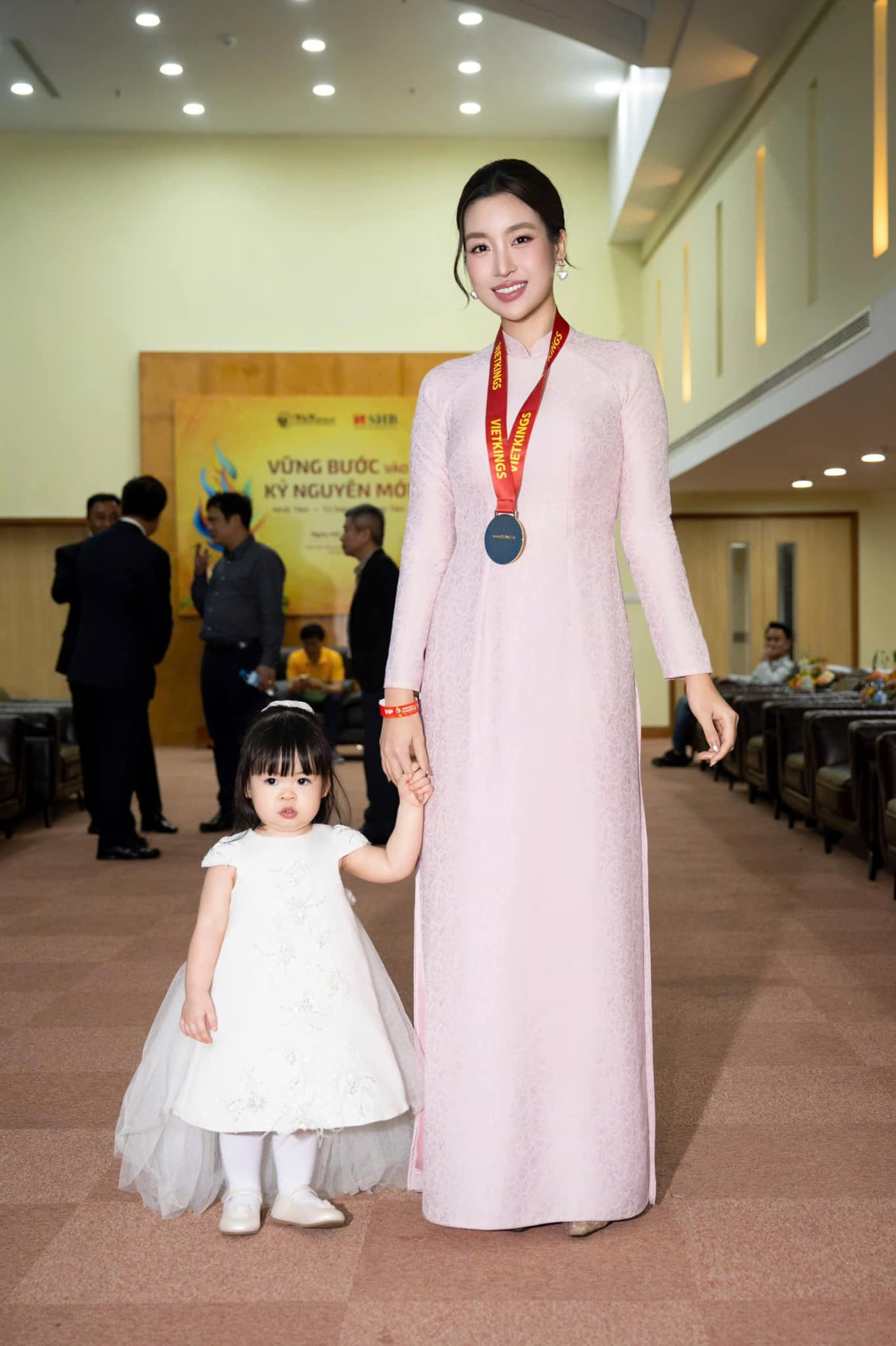 Diện đầm công chúa đáng yêu như con gái Đỗ Mỹ Linh- Ảnh 3.