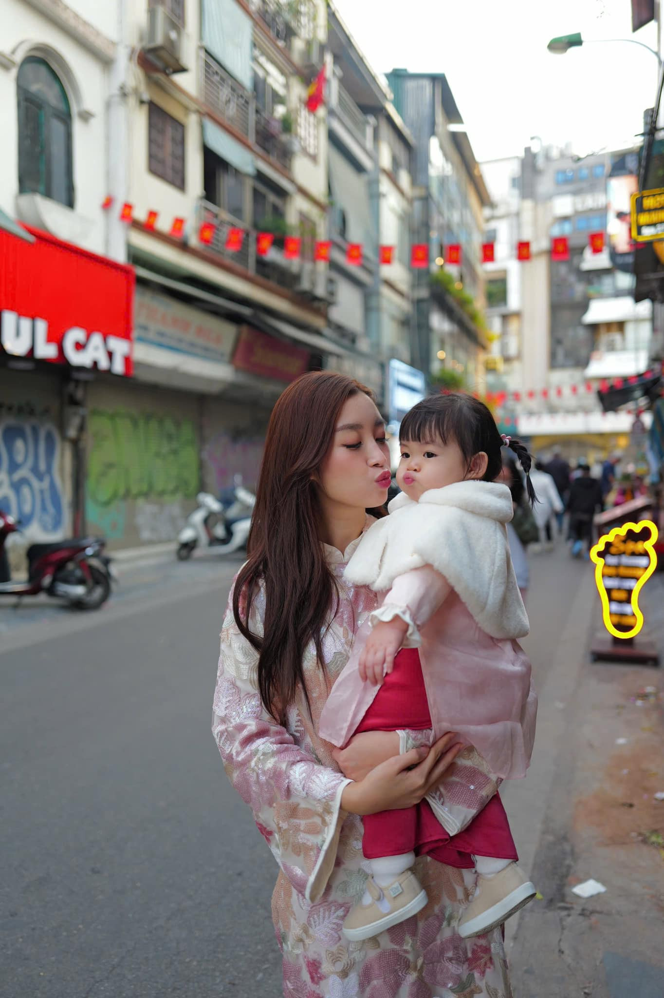 Diện đầm công chúa đáng yêu như con gái Đỗ Mỹ Linh- Ảnh 8.