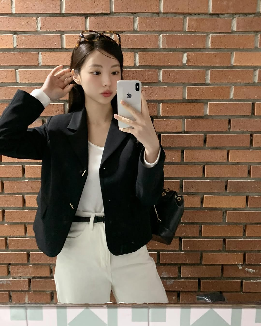 Không phải blazer oversized, đây mới là 4 kiểu blazer đang được phụ nữ Hàn mê diện nhất lúc này- Ảnh 2.