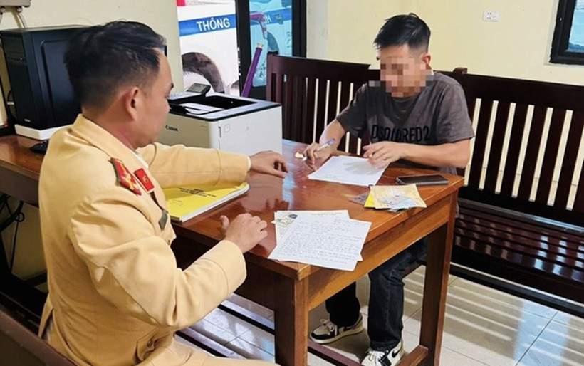 Tài xế bị xử phạt 5 triệu đồng, trừ 4 điểm GPLX. Ảnh: Thanh Niên