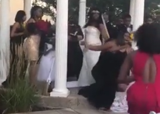 Mỹ: Bạn gái cũ lao thẳng vào đám cưới, tuyên bố sốc với chú rể