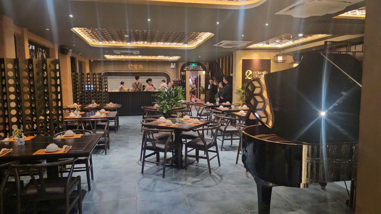 Bị khách chê nấu đồ ăn dở, hủy tiệc sát giờ, quán cơm niêu Quang Linh Vlogs từng góp vốn nói gì?- Ảnh 1.