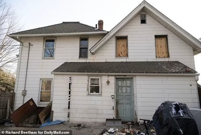 Ngôi nhà xảy ra vụ việc với căn hầm giam giữ nạn nhân đang mở cửa.