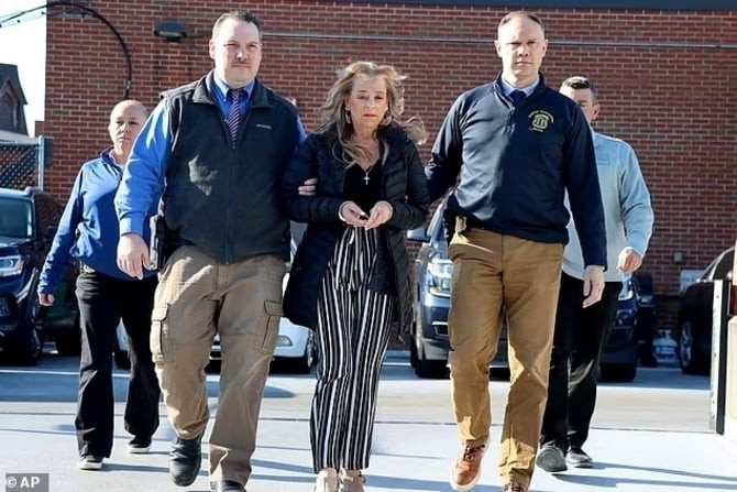 Người mẹ kế độc ác bị cảnh sát bắt giữ vì hành vi vô nhân tính của mình.