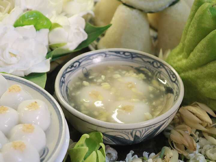 Mâm cúng Tết Hàn thực không thể thiếu bánh trôi, bánh chay. (Ảnh: Vũ Thu Hương)