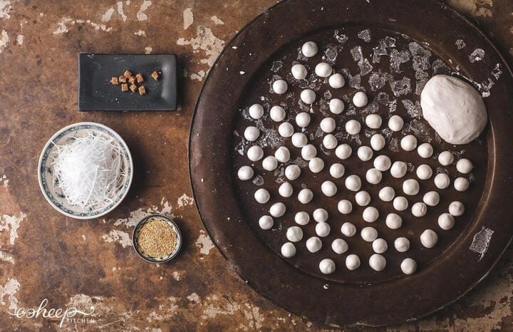 Tạo hình bánh trôi đơn giản, dễ làm. (Ảnh: Esheep Kitchen)