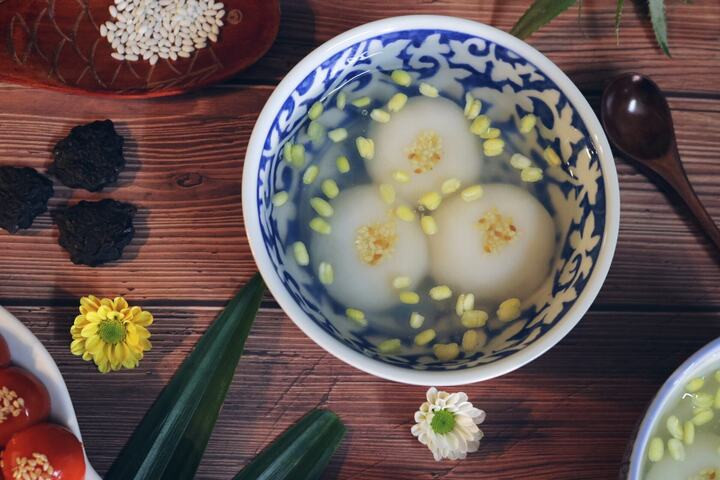 Cách làm bánh chay gồm khá nhiều công đoạn. (Ảnh: Vũ Thu Hương)