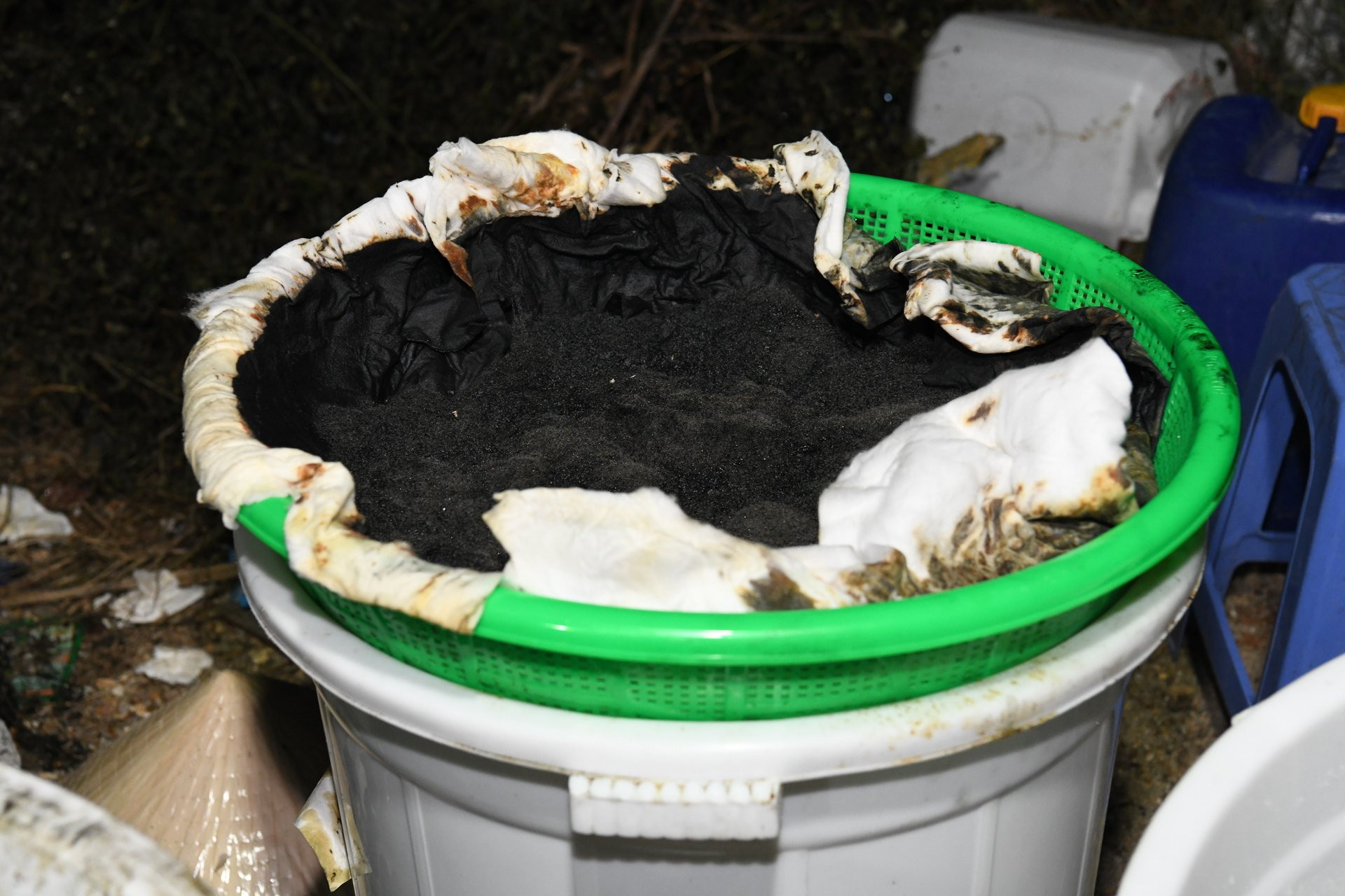 Cận cảnh triệt phá xưởng sản xuất ma túy lớn nhất Việt Nam, chứa 1,4 tấn ketamin - 7