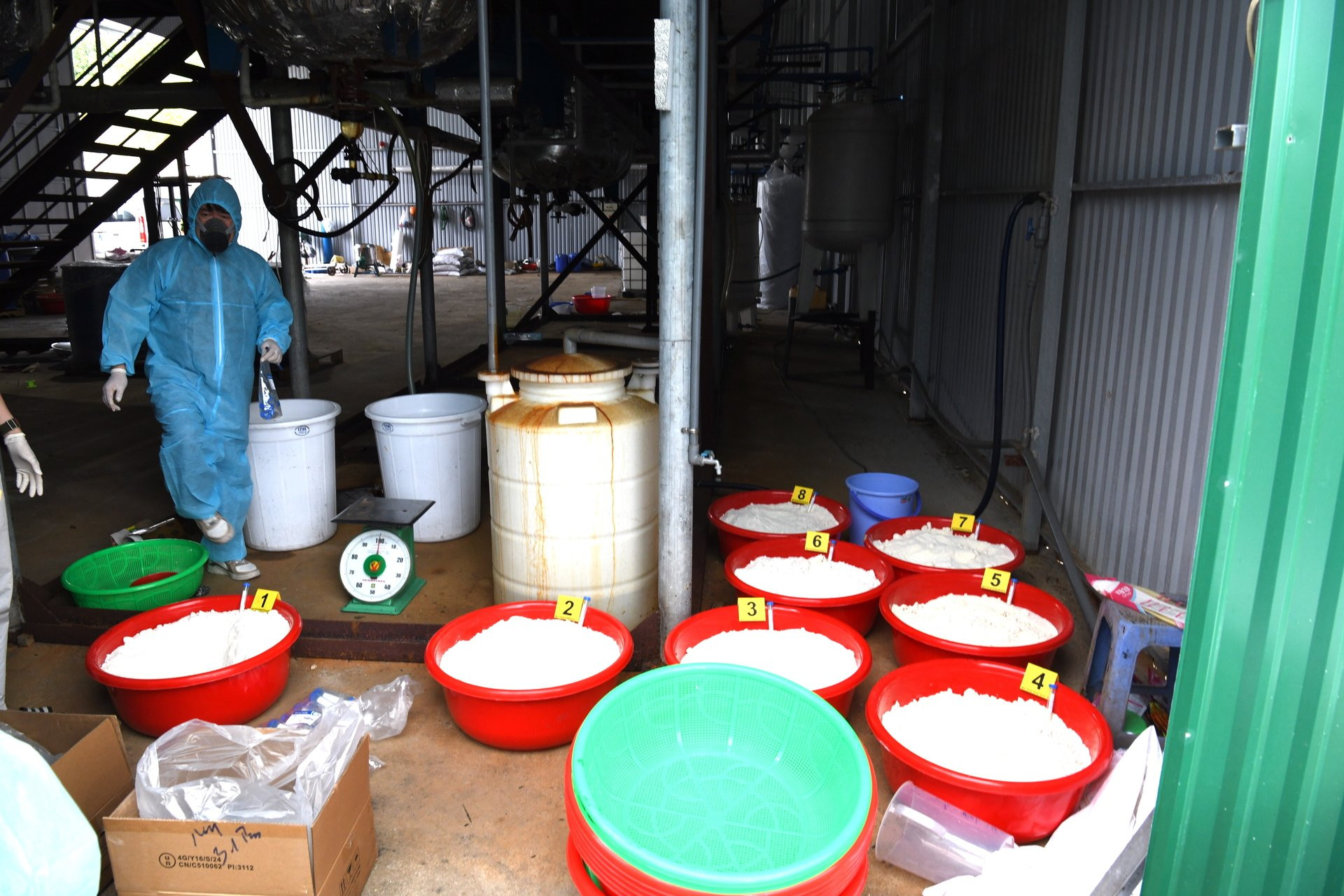 Cận cảnh triệt phá xưởng sản xuất ma túy lớn nhất Việt Nam, chứa 1,4 tấn ketamin - 5