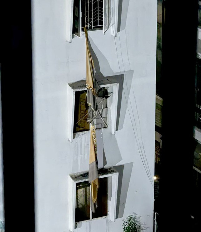 Cháy tại nhà 5 tầng lúc nửa đêm, nhiều người đu rèm cửa thoát nạn- Ảnh 1.