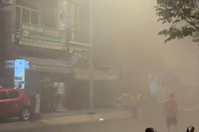 Cháy tại nhà 5 tầng lúc nửa đêm, nhiều người đu rèm cửa thoát nạn- Ảnh 2.