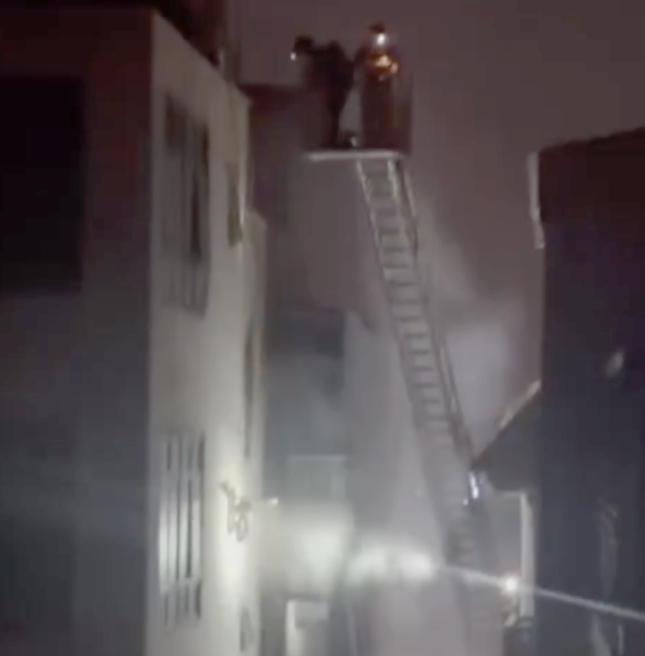 Cháy tại nhà 5 tầng lúc nửa đêm, nhiều người đu rèm cửa thoát nạn- Ảnh 3.