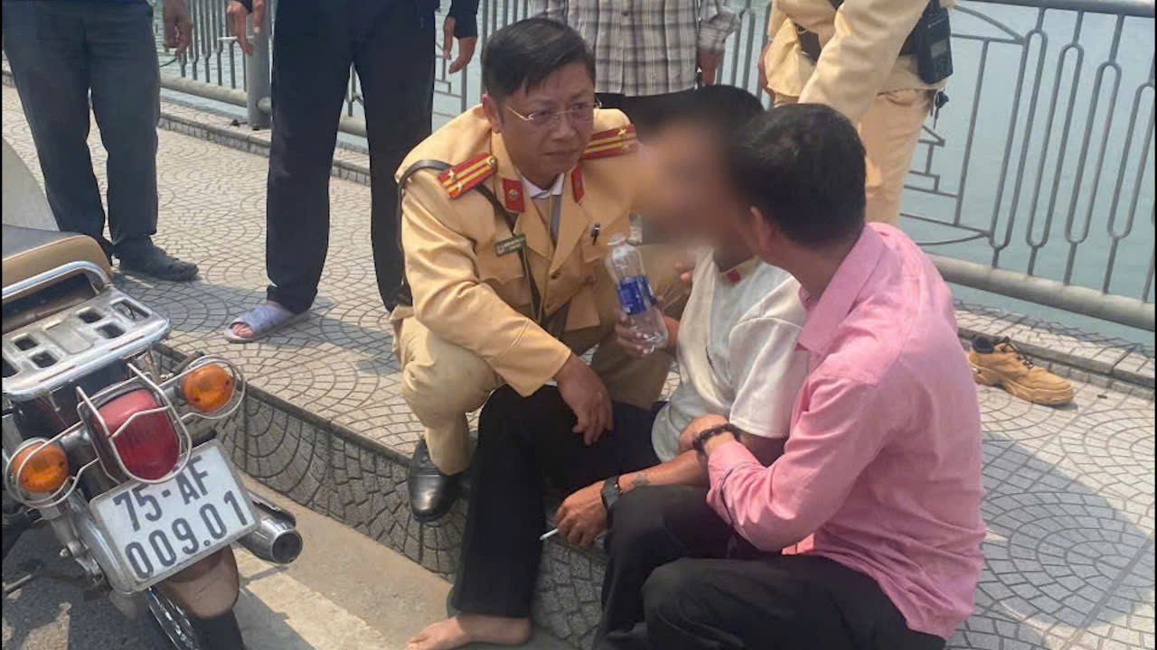 CLIP: Bị ngăn chặn nhảy cầu tự tử, nam thanh niên liên tục la hét