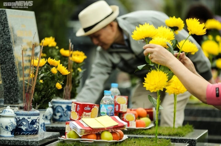 Mâm lễ cúng Tết Thanh minh ngoài mộ được chuẩn bị theo điều kiện tùy từng gia đình. (Ảnh: Ngô Nhung)