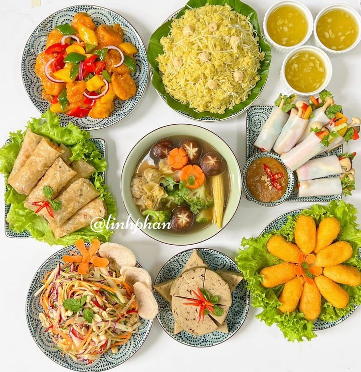 Đối với các gia đình theo Phật giáo, mâm cúng chay sẽ được chuẩn bị thay cho mâm cỗ mặn. (Ảnh: Linh Phan)