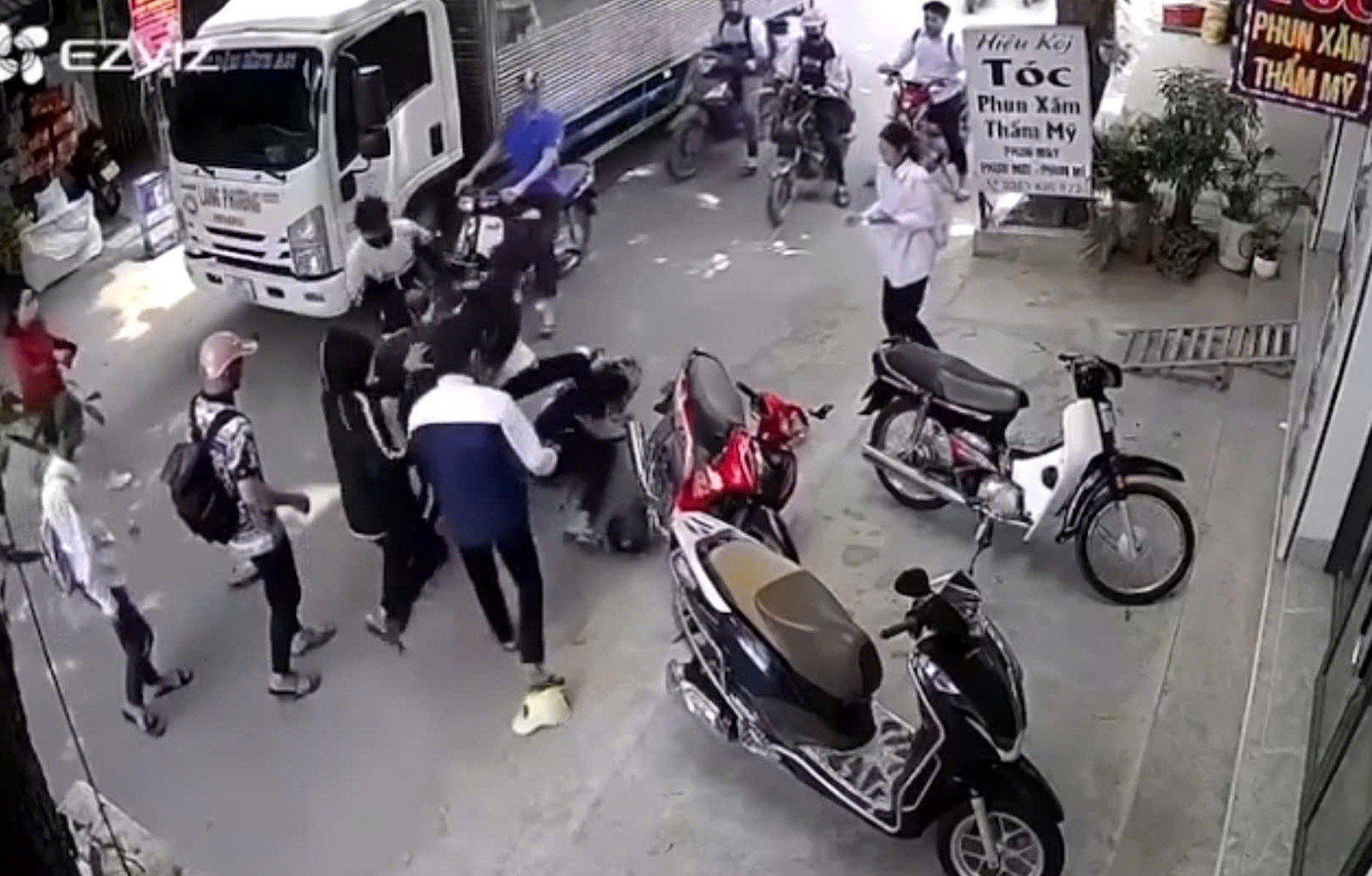 Đang chở bạn gái cùng đi học về, nam sinh bị chặn đường đánh