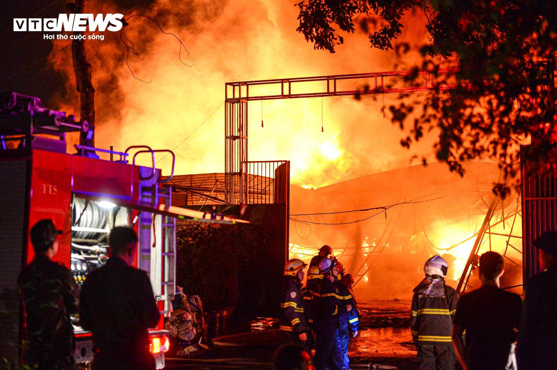 Hiện trường vụ cháy nhà xưởng cạnh cây xăng ở Hà Nội - 2