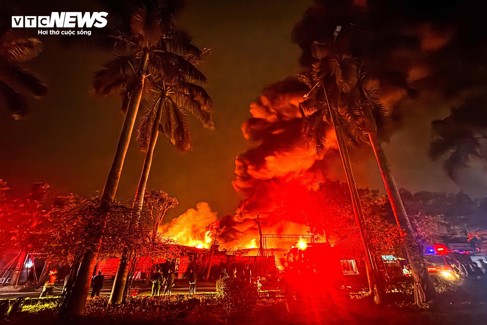 Hiện trường vụ cháy nhà xưởng cạnh cây xăng ở Hà Nội - 1