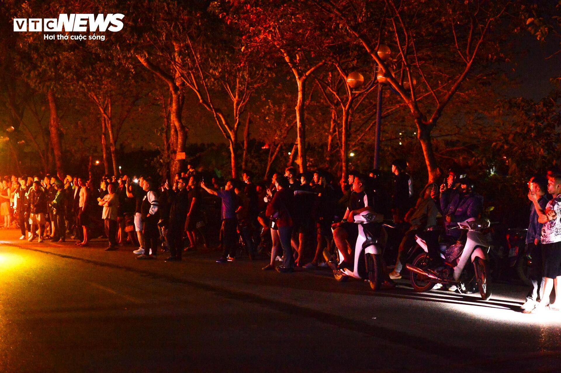 Hiện trường vụ cháy nhà xưởng cạnh cây xăng ở Hà Nội - 11