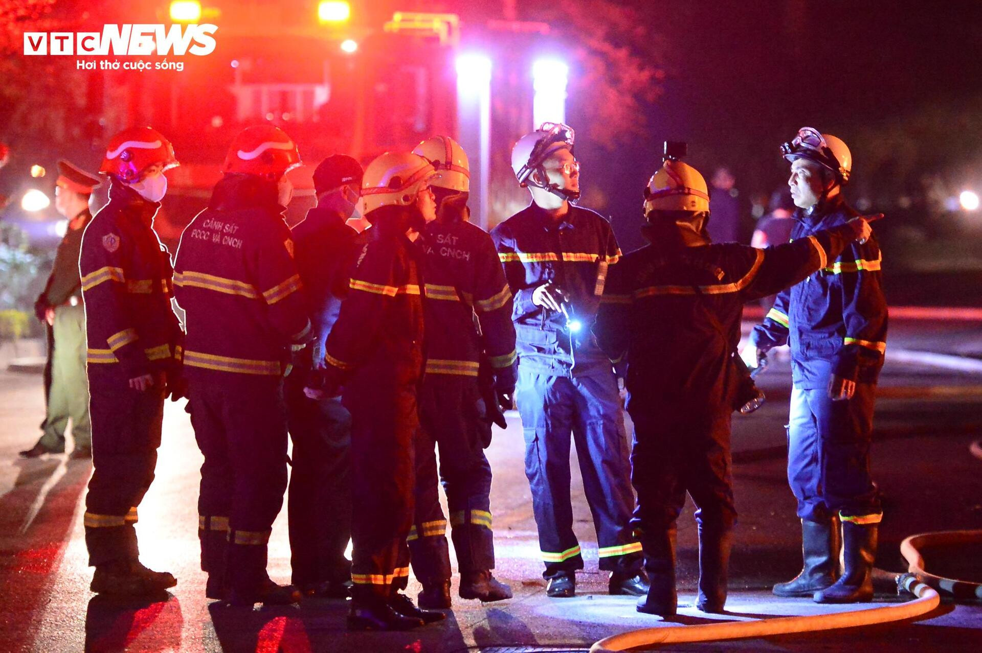 Hiện trường vụ cháy nhà xưởng cạnh cây xăng ở Hà Nội - 7