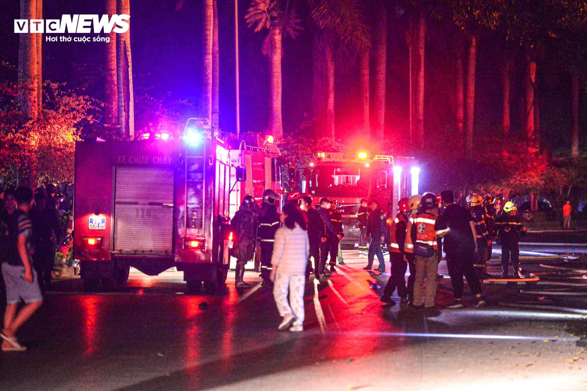 Hiện trường vụ cháy nhà xưởng cạnh cây xăng ở Hà Nội - 5