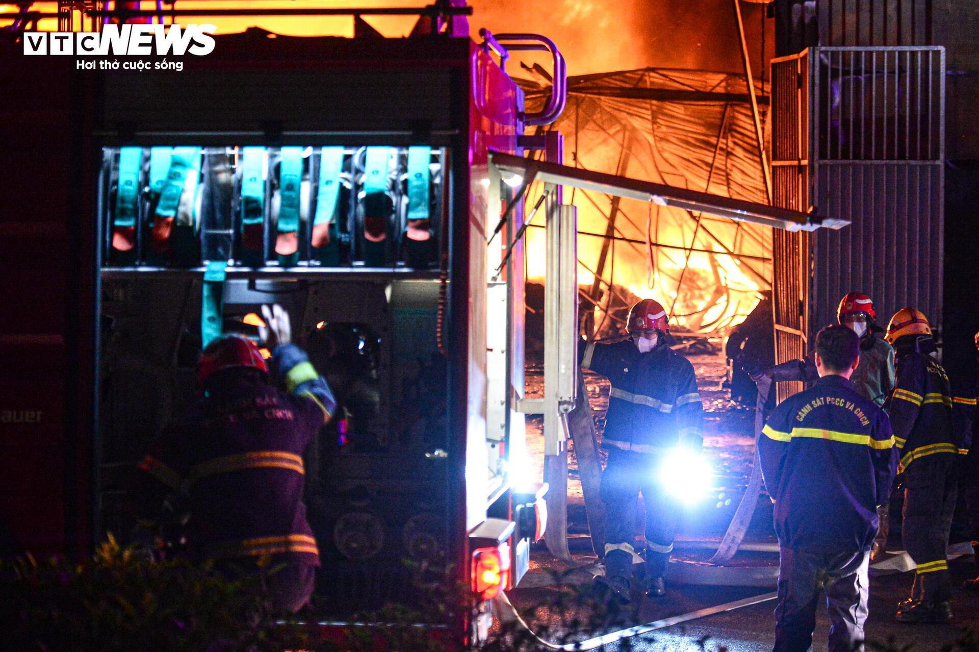 Hiện trường vụ cháy nhà xưởng cạnh cây xăng ở Hà Nội - 6