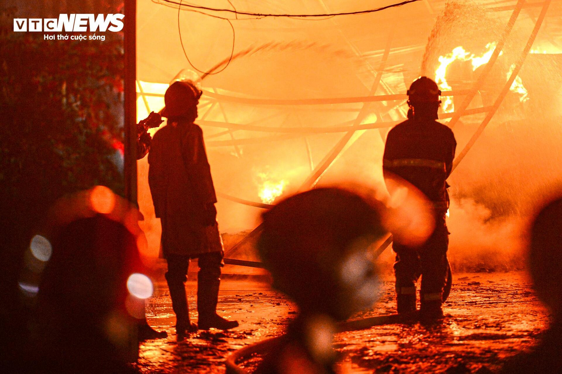 Hiện trường vụ cháy nhà xưởng cạnh cây xăng ở Hà Nội - 10