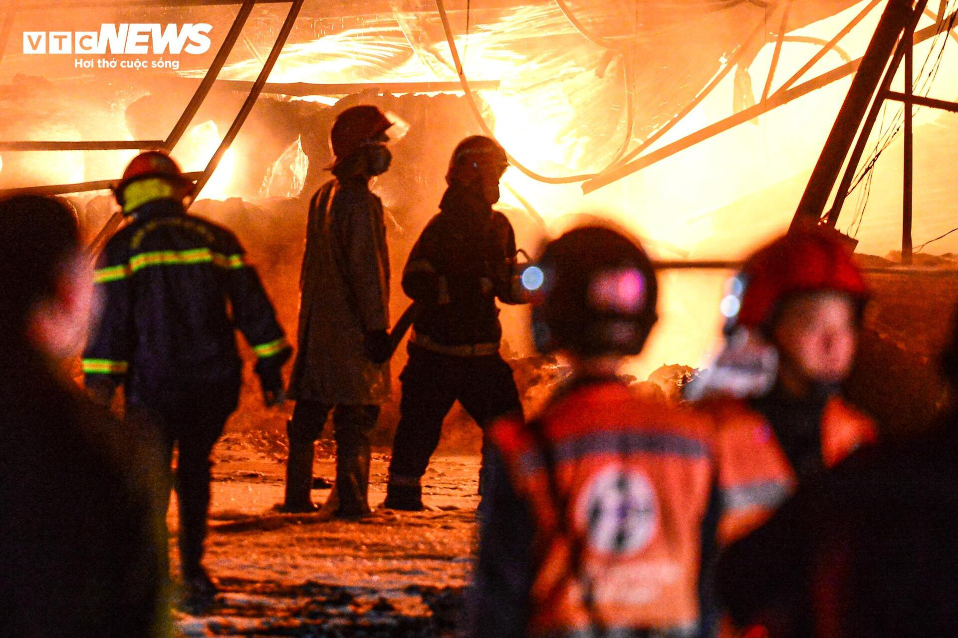 Hiện trường vụ cháy nhà xưởng cạnh cây xăng ở Hà Nội - 9