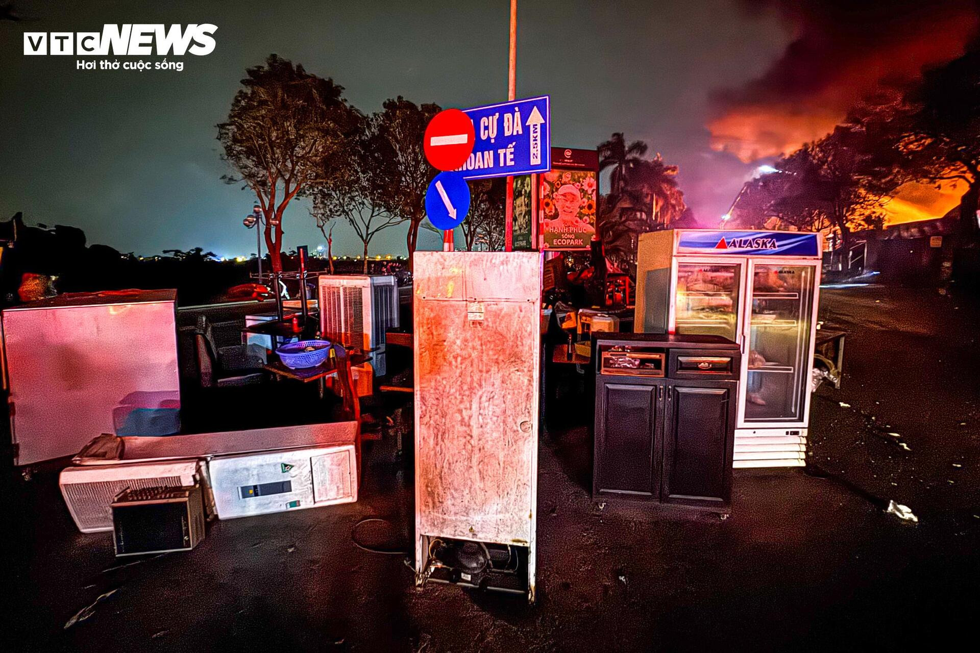 Hiện trường vụ cháy nhà xưởng cạnh cây xăng ở Hà Nội - 13