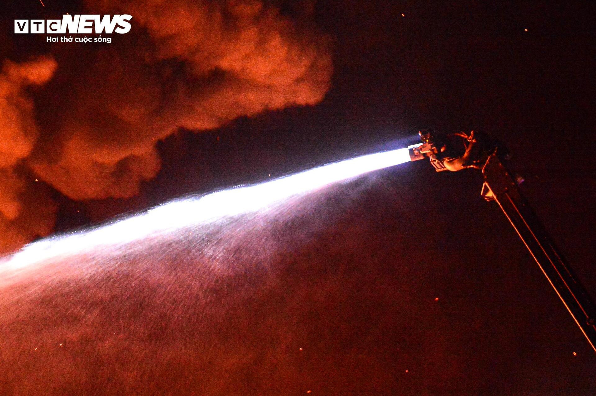 Hiện trường vụ cháy nhà xưởng cạnh cây xăng ở Hà Nội - 15