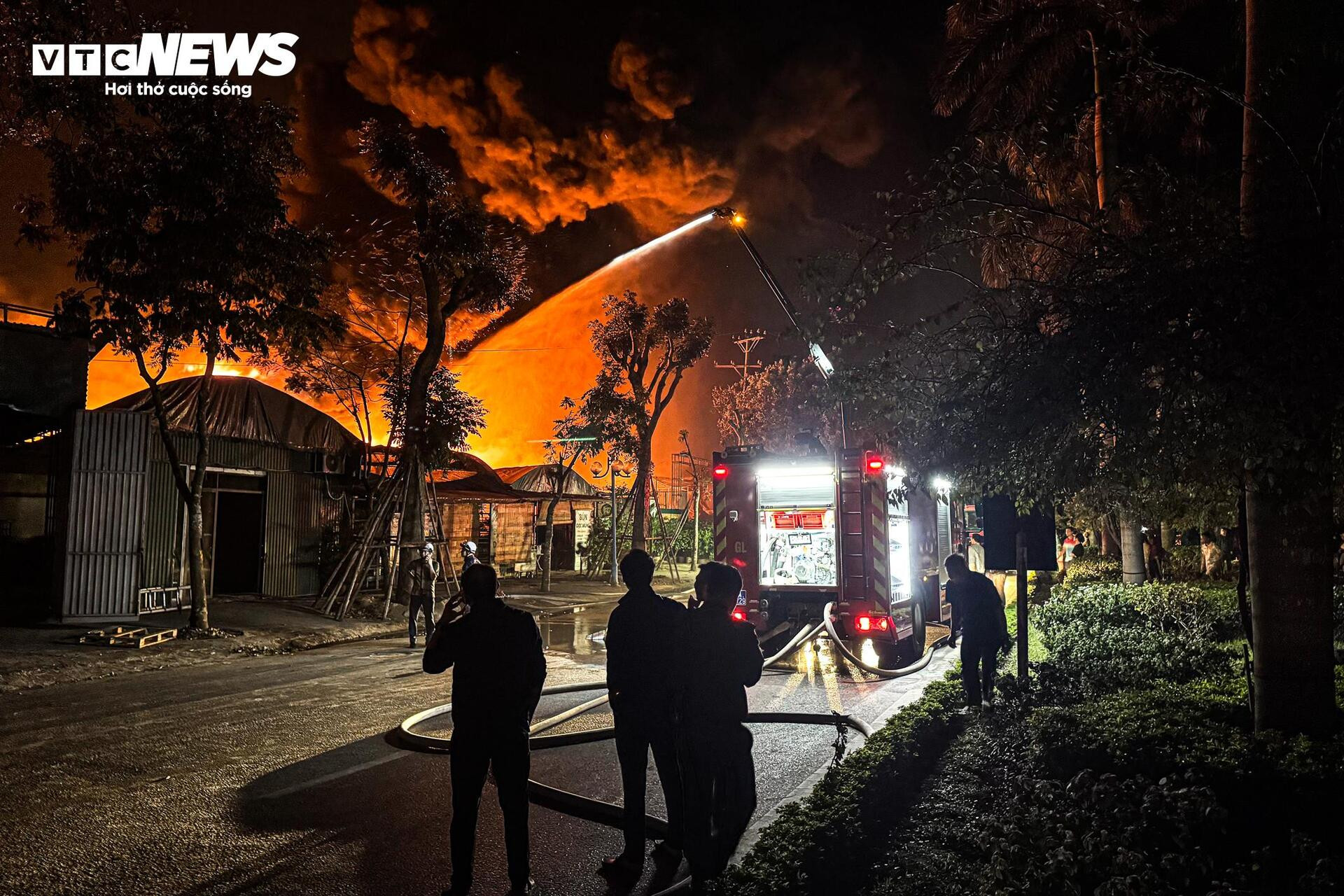 Hiện trường vụ cháy nhà xưởng cạnh cây xăng ở Hà Nội - 16