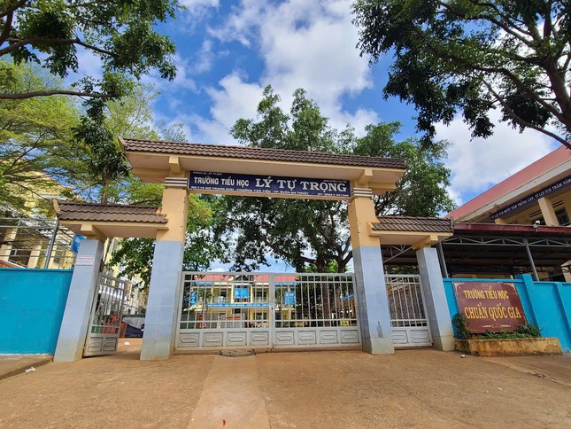 Kỷ luật, phạt tiền nữ giáo viên hành xử thiếu chuẩn mực với học sinh ảnh 1