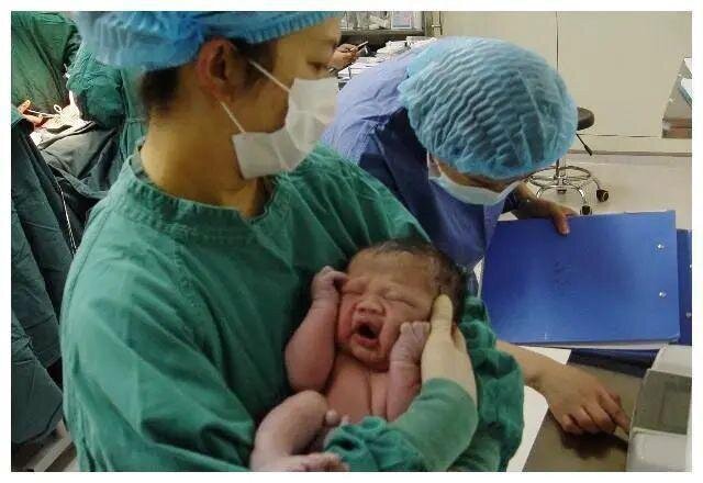 Mỉm cười với mẹ khi vừa chào đời, em bé bị bác sĩ đánh vào chân: Bà ngoại biết chuyện liền rối rít cảm ơn- Ảnh 2.