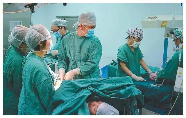 Mỉm cười với mẹ khi vừa chào đời, em bé bị bác sĩ đánh vào chân: Bà ngoại biết chuyện liền rối rít cảm ơn- Ảnh 3.