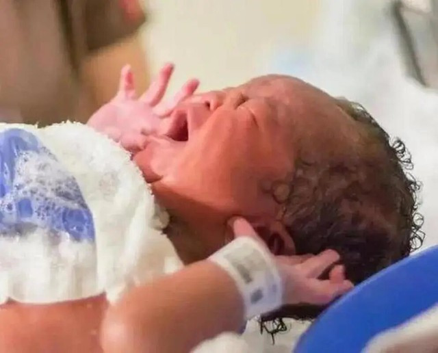 Mỉm cười với mẹ khi vừa chào đời, em bé bị bác sĩ đánh vào chân: Bà ngoại biết chuyện liền rối rít cảm ơn- Ảnh 1.