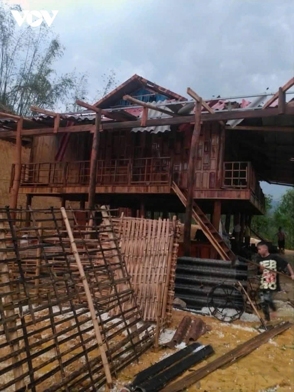 nguoi dan hoang loan vi mua da, dong loc lam toc mai nha, tan nat hoa mau hinh anh 3