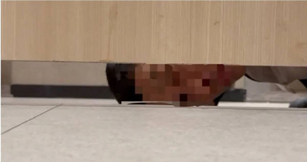 Tá hỏa phát hiện ông chú nằm dưới đất nhìn trộm trong nhà vệ sinh nam, sự thật sau đó lại được cư dân mạng khen ngợi- Ảnh 1.