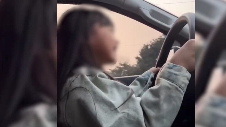 Hình ảnh bé gái cầm vô lăng lái ô tô trên đường. Ảnh: VTC News