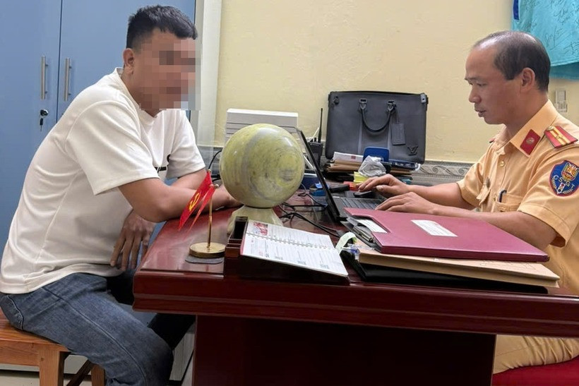 Người đàn ông trong clip làm việc với lực lượng chức năng. Ảnh: Giao thông