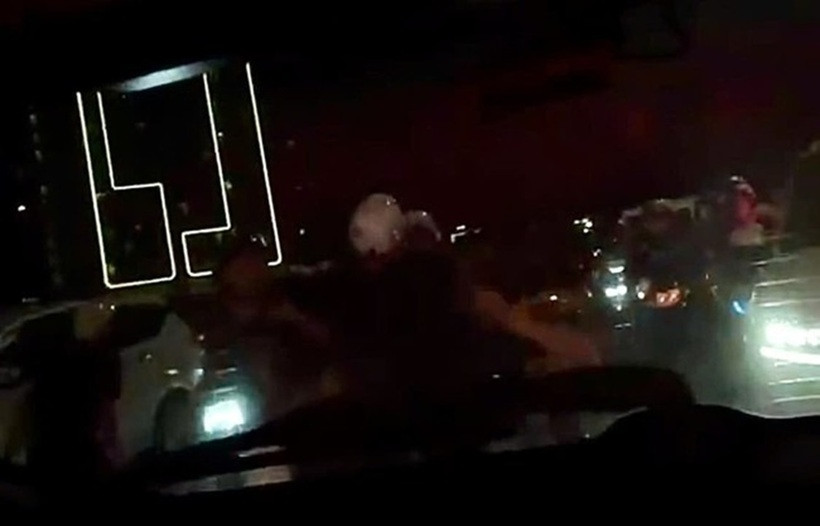 Nhóm người cầm hung khí đuổi đánh nhau. Ảnh: Người lao động