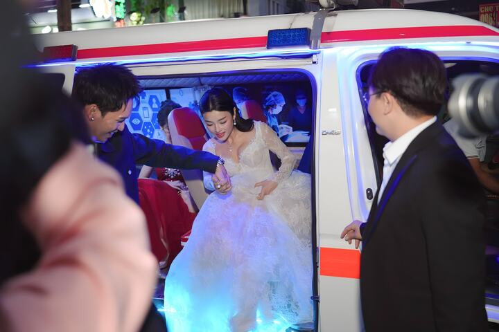 Dàn diễn viên gây tranh cãi khi được xe cứu thương chở đến sự kiện.